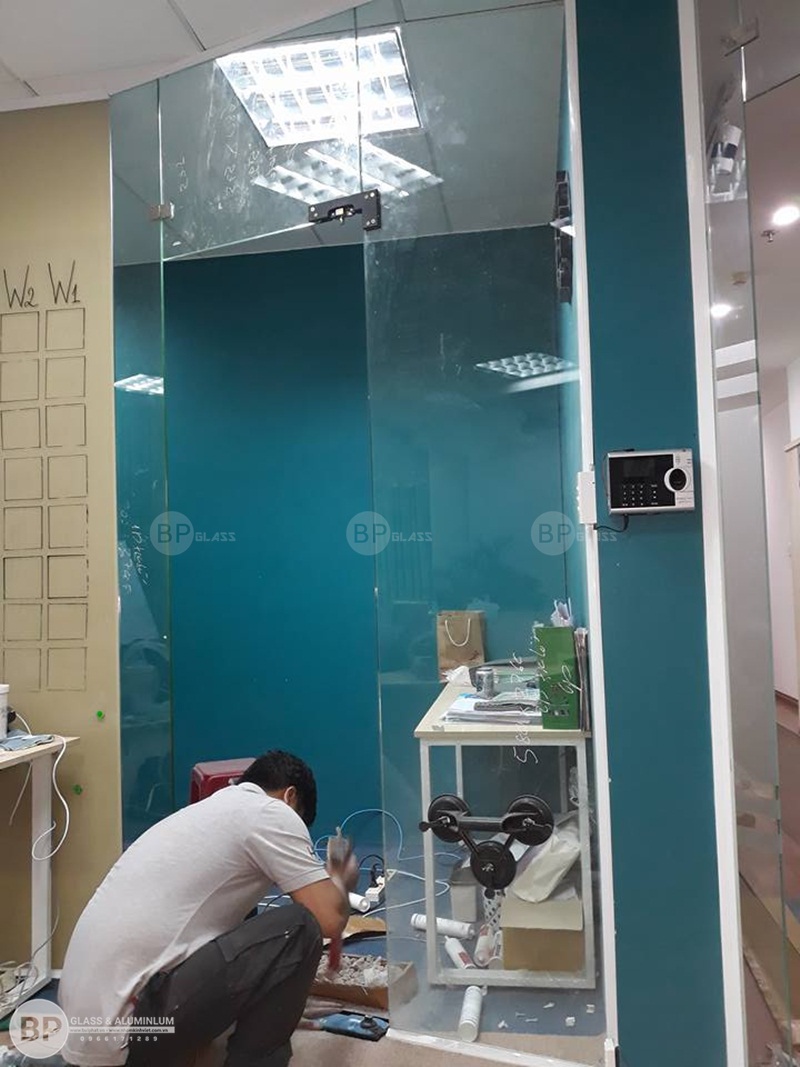 Thi công vách kính văn phòng em Lan Nguyễn Đình Chiểu, HCM